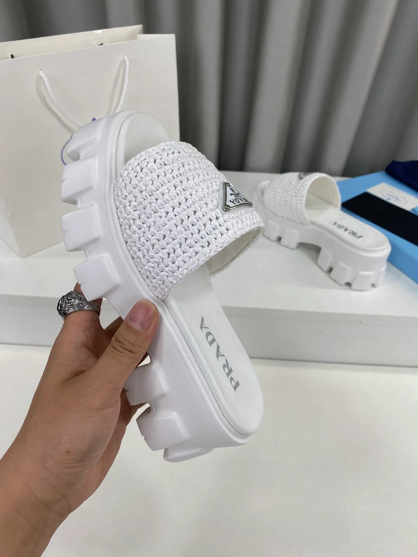 💕💕Factory direct selling price p460💕💕 Prada's latest tooth-woven thick-soled triangle buckle slippers☑️ Latest environmentally friendly PP material, fully handmade crochet, just like knitting sweaters, slow work and meticulous work, retro fashionable thick-soled shoes, with rubber uppers, making the whole pair of shoes light and comfortable. Bright colors, a variety of choices to meet the needs of fashionable people with different styles! The iconic metal triangle logo is paired with the shape of ancient beach slippers. Every design element is fashionable! Size: Women's 35-39 (34, 40, custom-made, non-returnable) Full set of counter original packaging